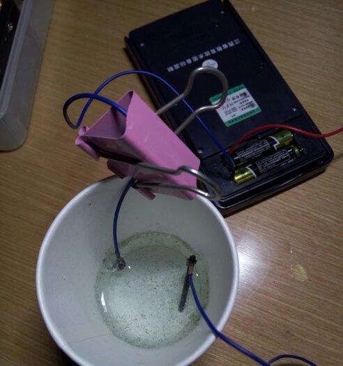 手机电池使用的溶液是什么？这种溶液对电池有何影响？