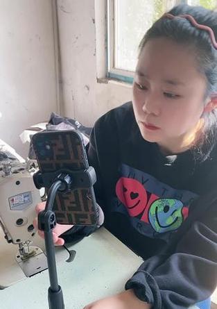 手机线如何作为支架使用？