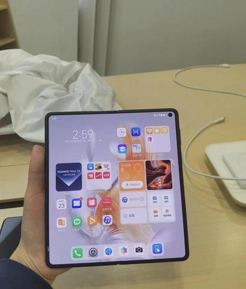 华为三折叠手机采用哪种显示屏？显示技术有何特点？