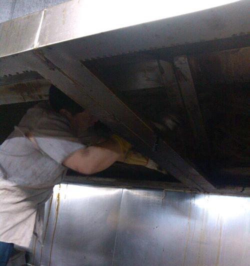 清洗餐饮油烟机的正确方法（轻松清洁油烟机，让厨房环境更清爽）