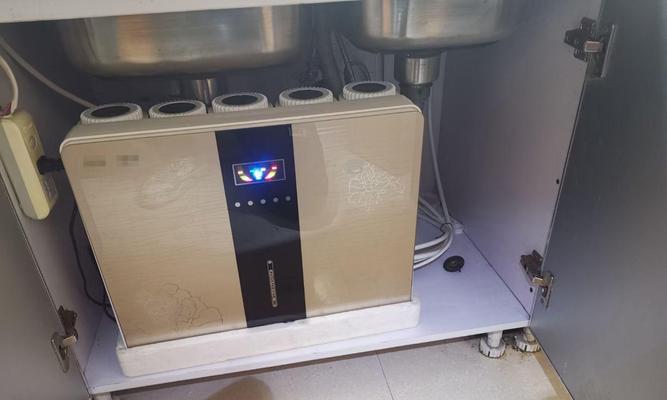 解决净水器漏水不停机的方法（应对净水器漏水问题）