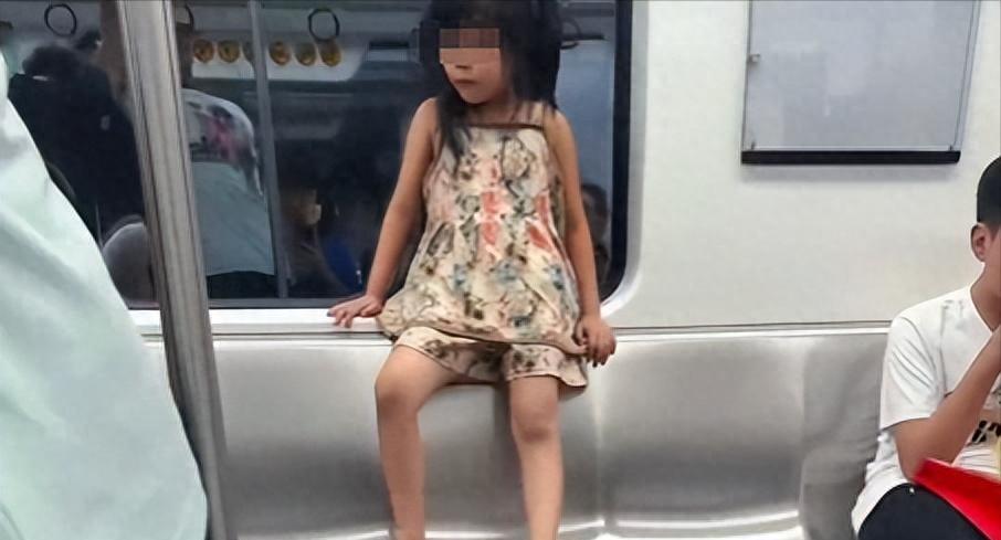 小孩地铁霸占仨座位后续！脱鞋踹人，家长不管，“地铁判官”出手