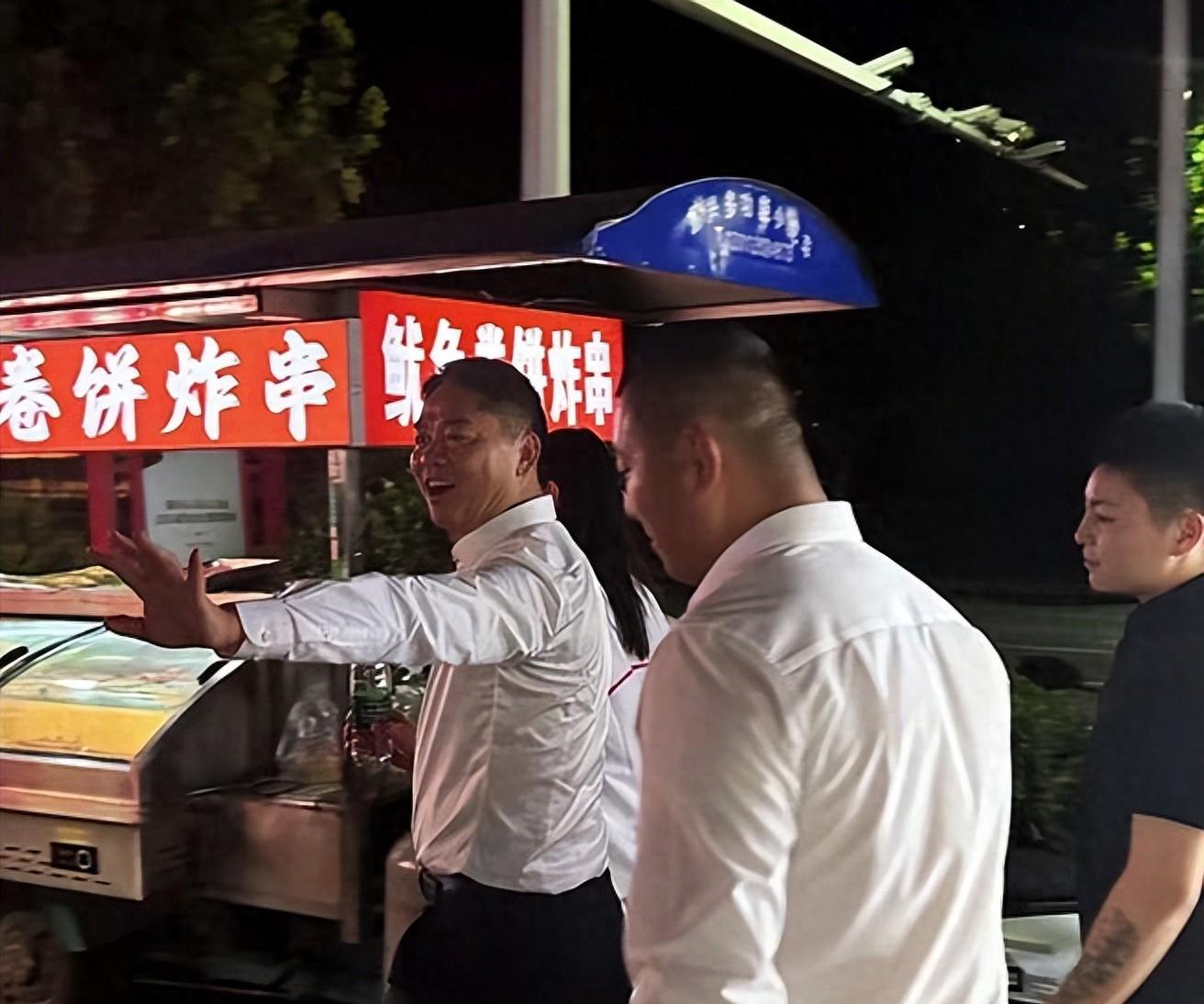 一觉醒来，刘强东“天塌了”！和老乡喝断片做鬼脸卖萌，全网疯传