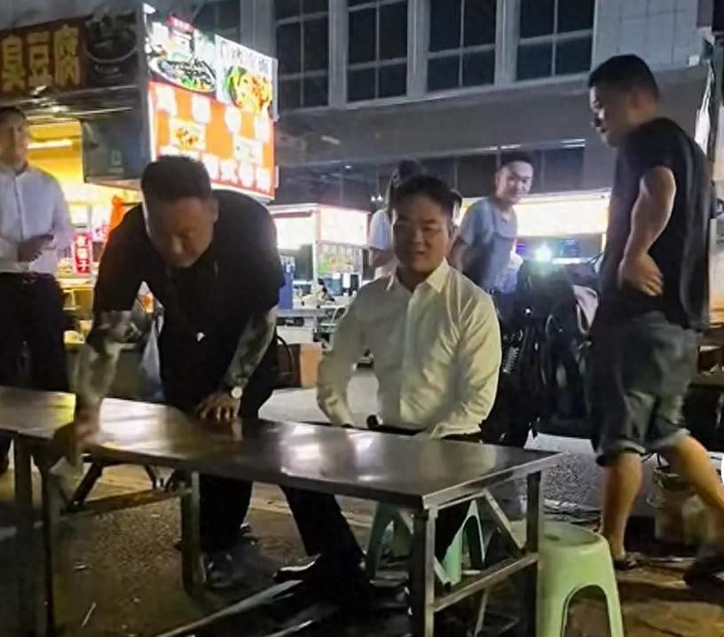 52岁刘强东宿迁街边吃大排档，喝的有点多，网友：真性情还是作秀