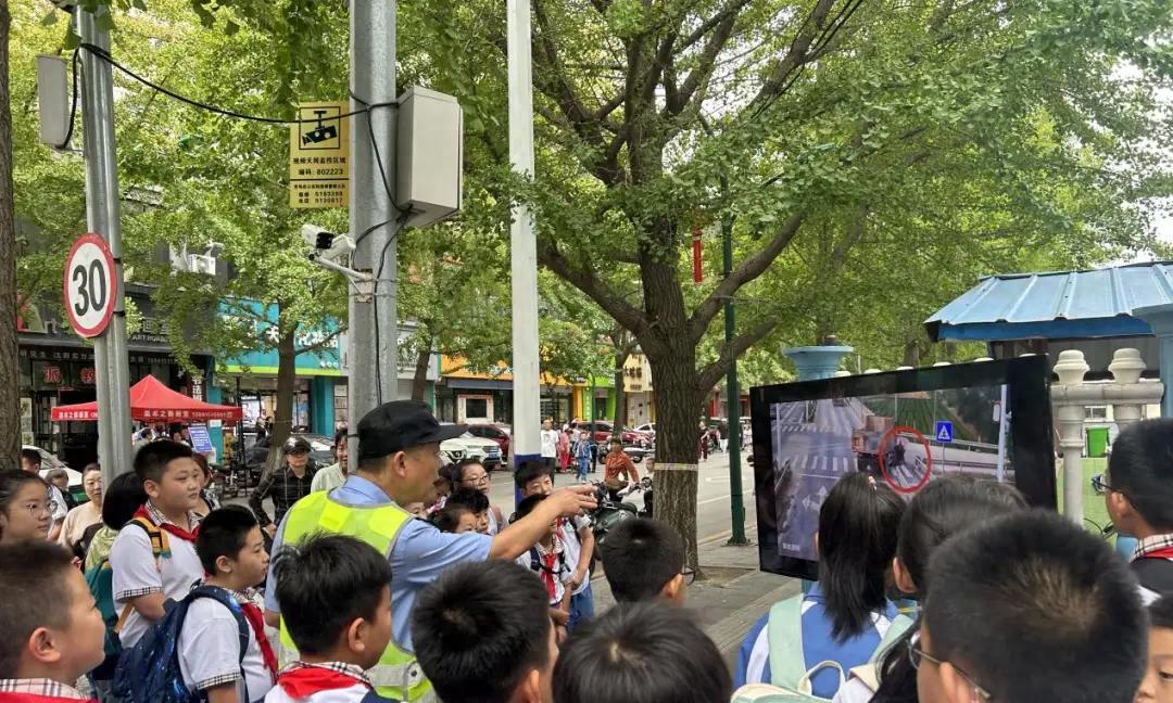 多地严查电动车接送学生：鼓励多生，但后座超载罚款！接娃怎么办