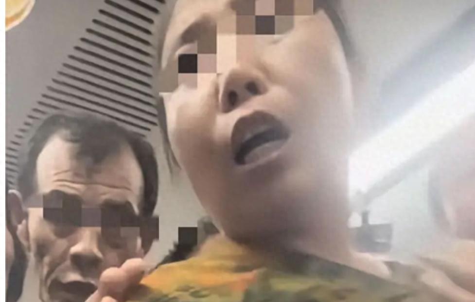 女生拒让座被大妈殴打后续:家属拒道歉，嚣张嘴脸曝光，警方介入