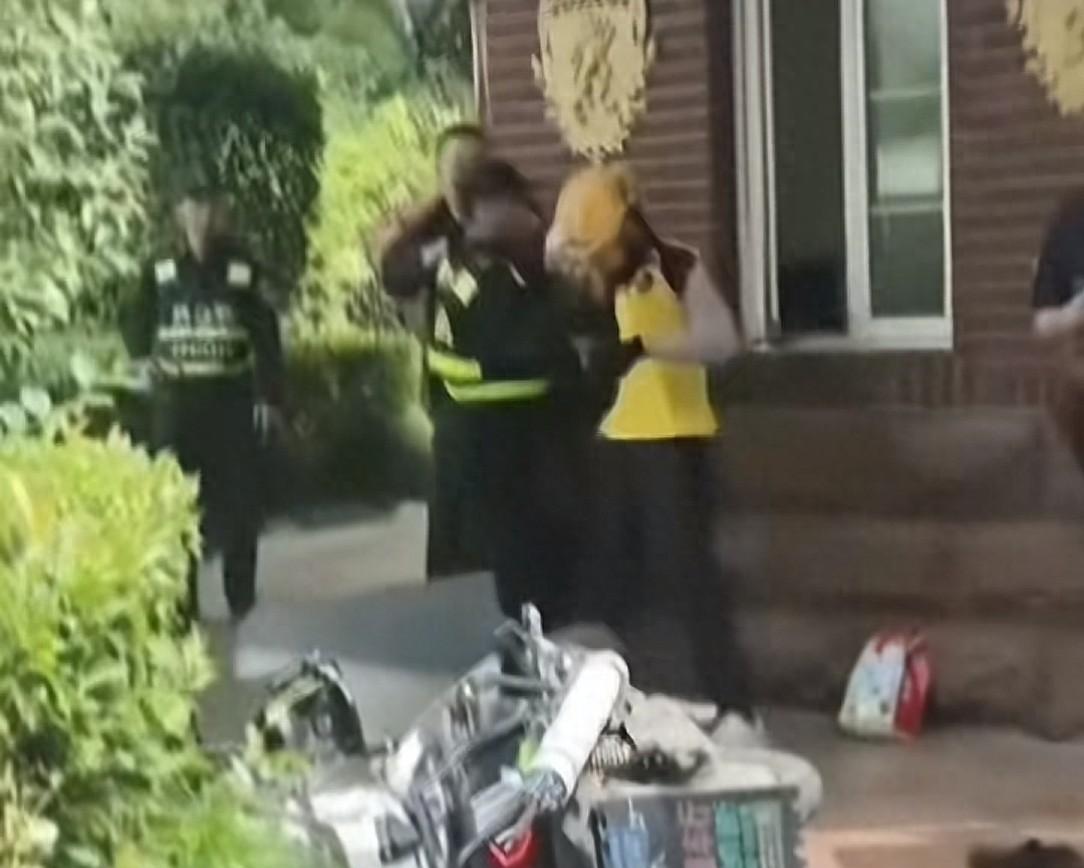 上海保安打外卖员续！原因曝光，双方和解，物业:涉事保安已劝退