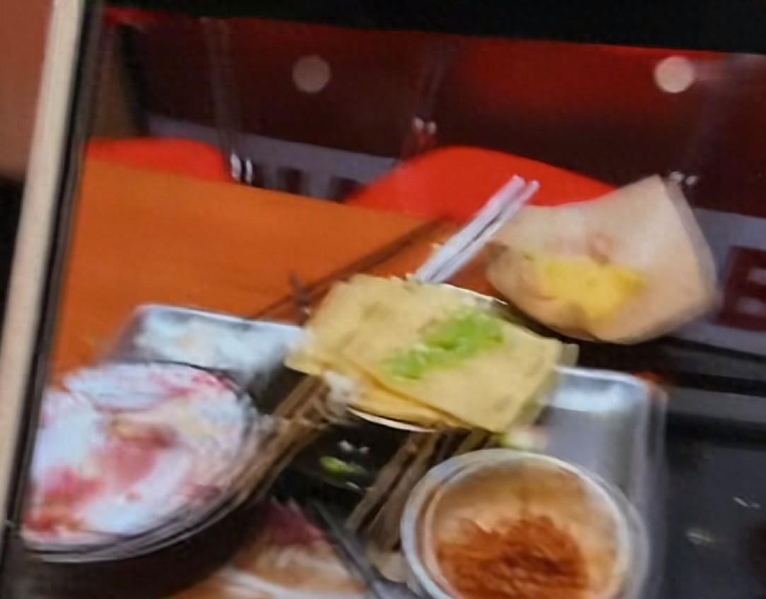 女子吃自助被扣押金后续！店里撒泼吐口水，商家却要自行承担损失
