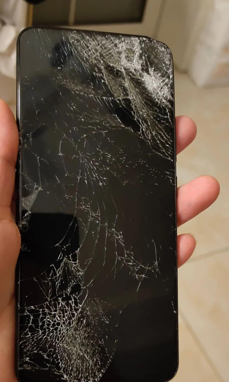 手机后屏碎了换一下多少钱（了解手机维修价格）